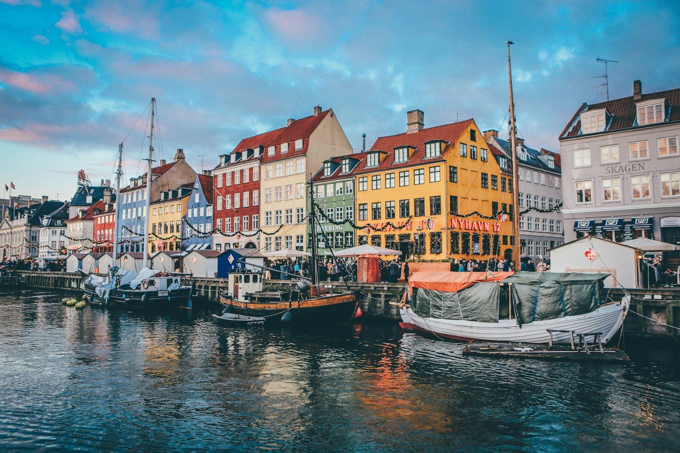 Kleurrijke huizen aan Nyhavn in Kopenhagen