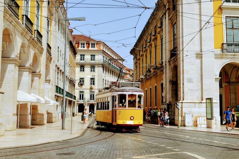Gele tram 28 in Lissabon
