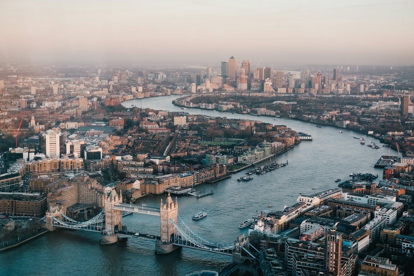 Luchtfoto van de Theems en Tower Bridge in Londen