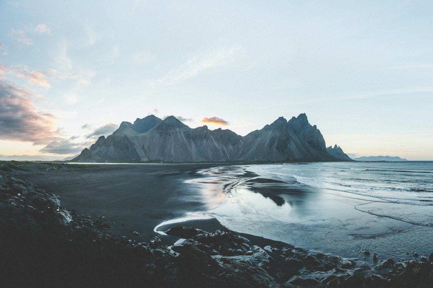 Bergen en zwart strand op IJsland