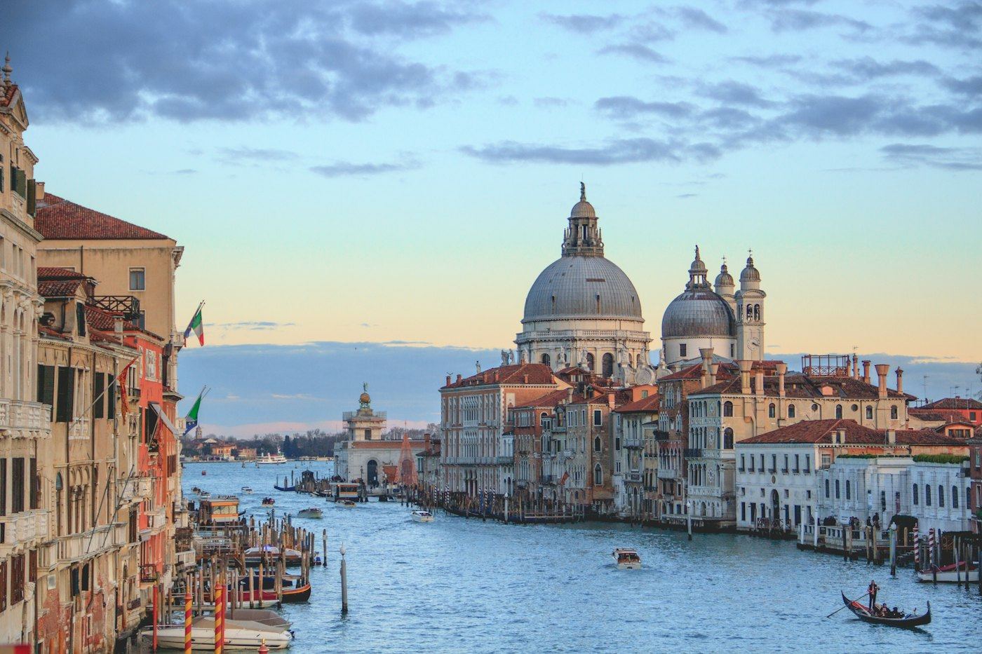 Canal Grande in Venetië met de koepel van de Santa Maria della Salute