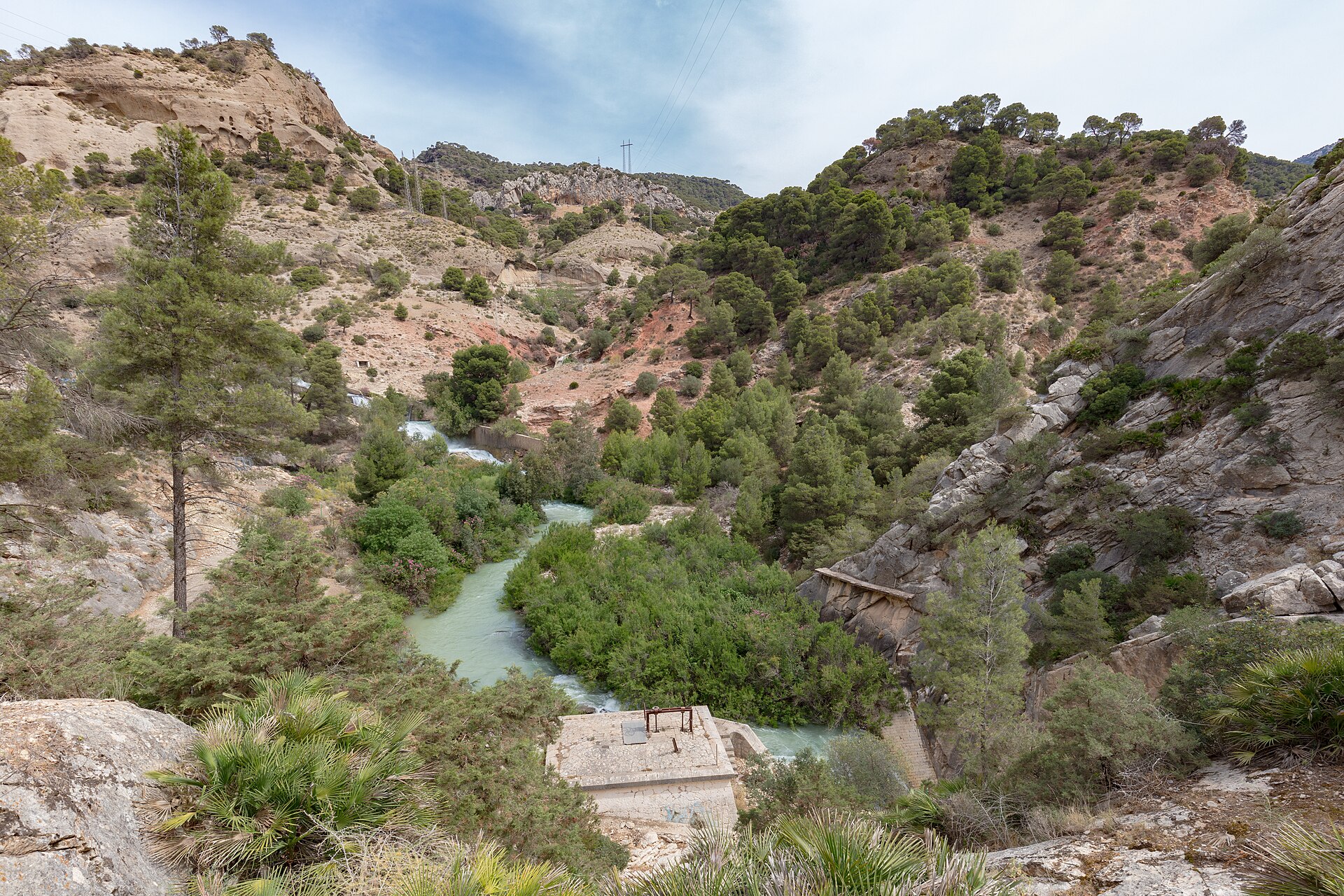 Het plankenpad van het Caminito del Rey langs de rotswand van de kloof