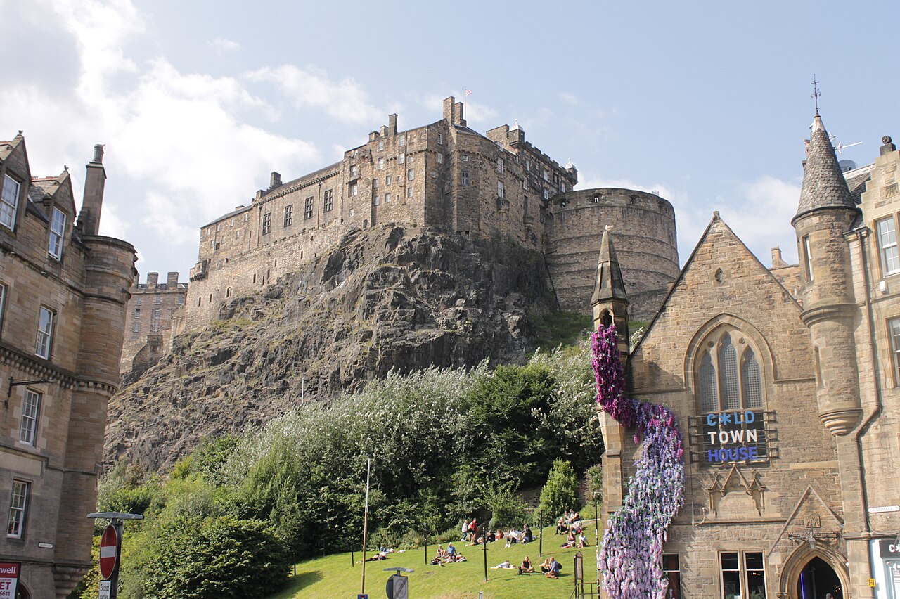 Edinburgh Castle op de rots boven het centrum van Edinburgh