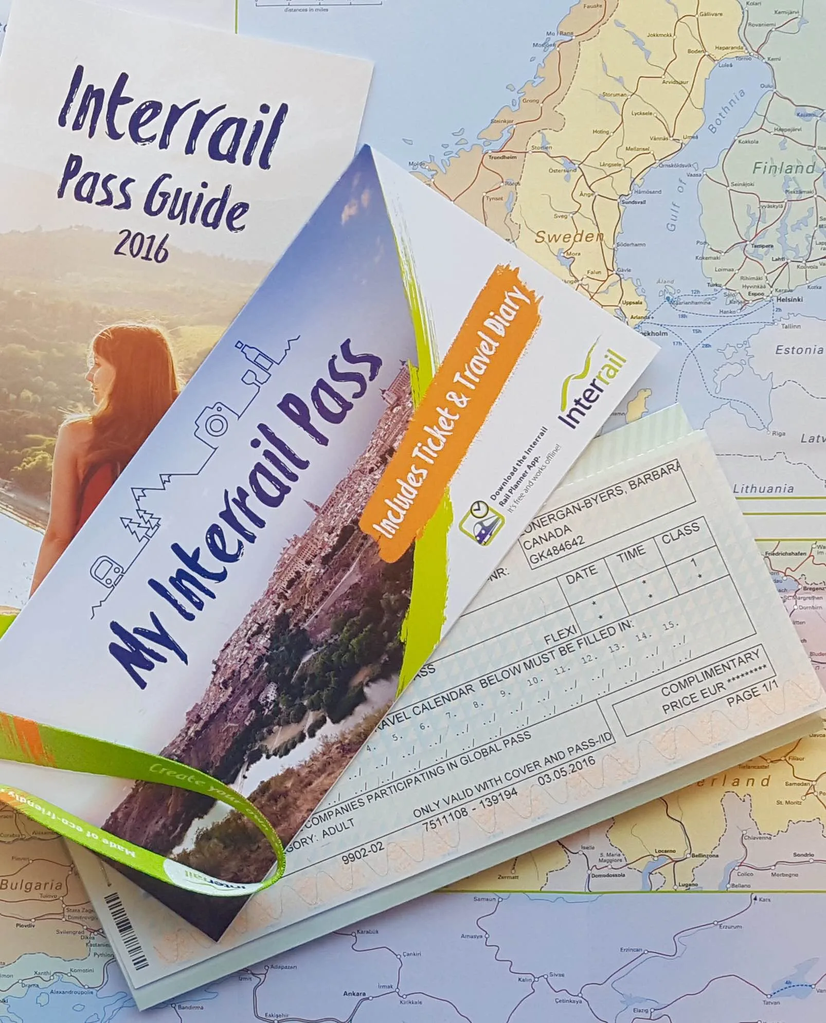 Een papieren Interrail pass met hoes en gids