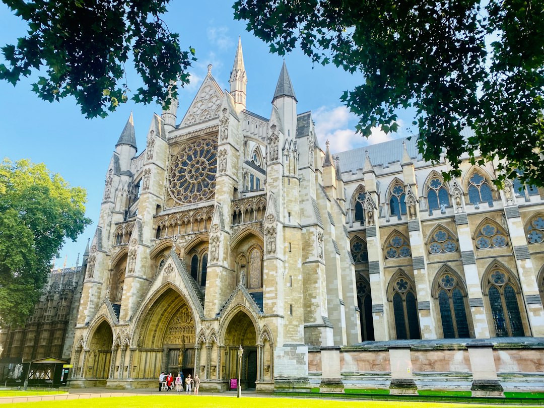 Gotische gevel en torens van Westminster Abbey in Londen