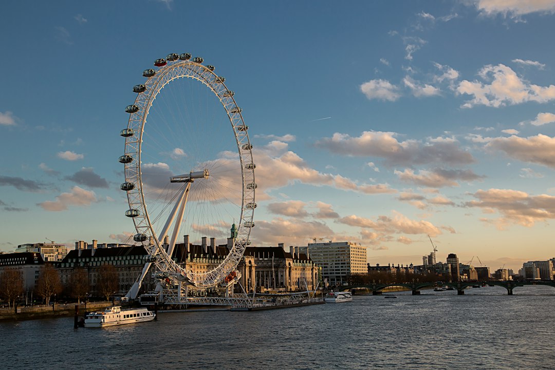 London Eye aan de Theems bij zonsondergang