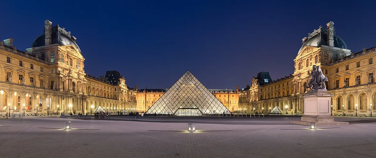 De glazen piramide van het Louvre in de Cour Napoléon in Parijs