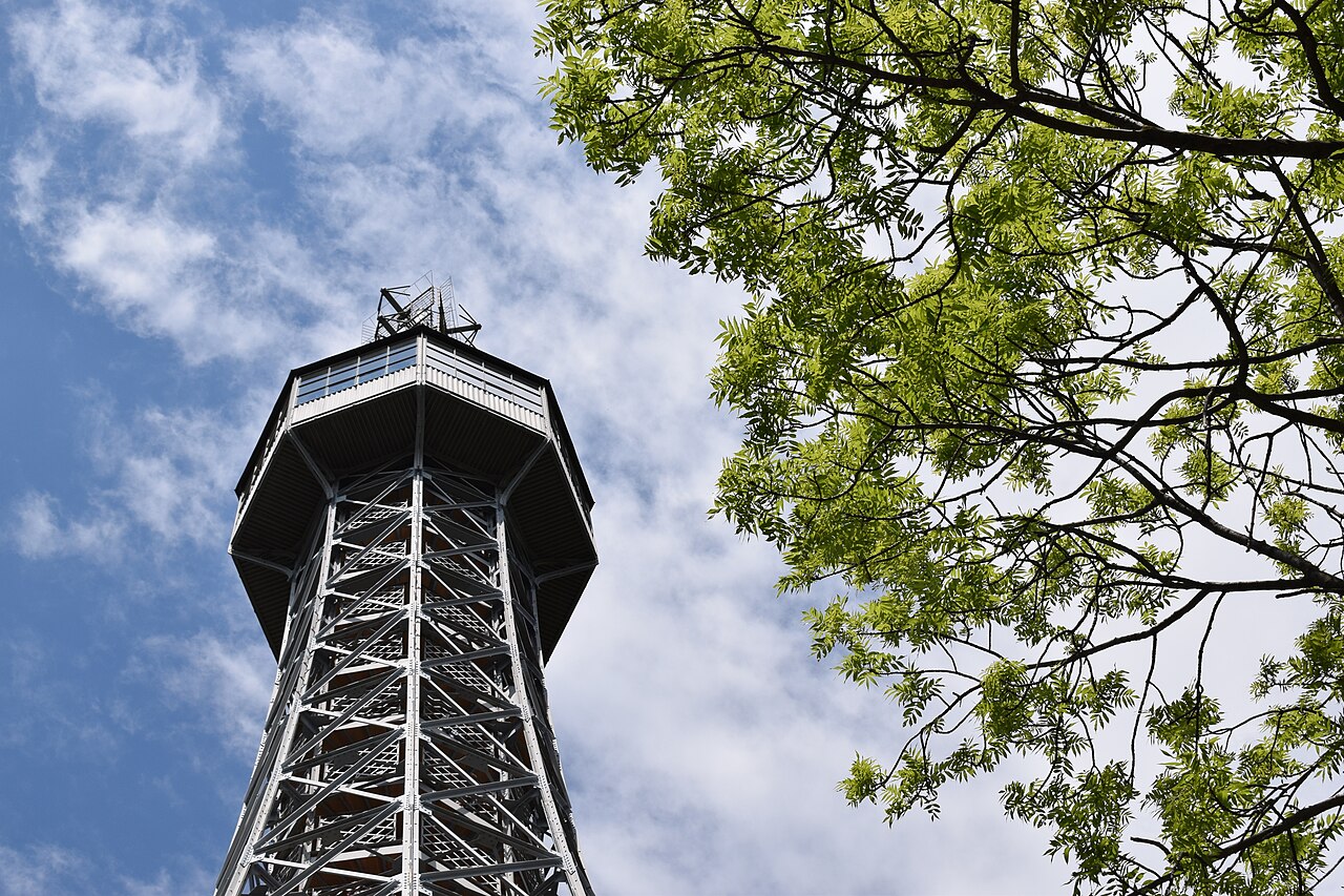 10. Petřín-heuvel en uitkijktoren in Praag
