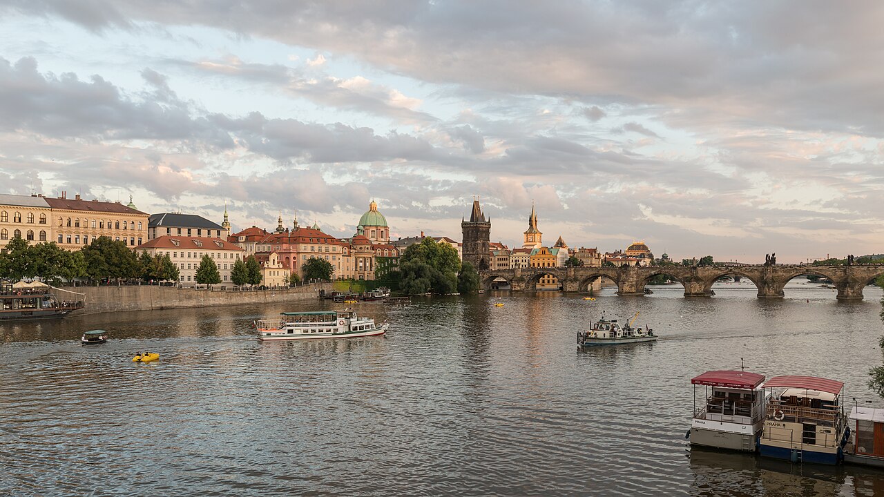 4. Karelsbrug (Karlův most) in Praag