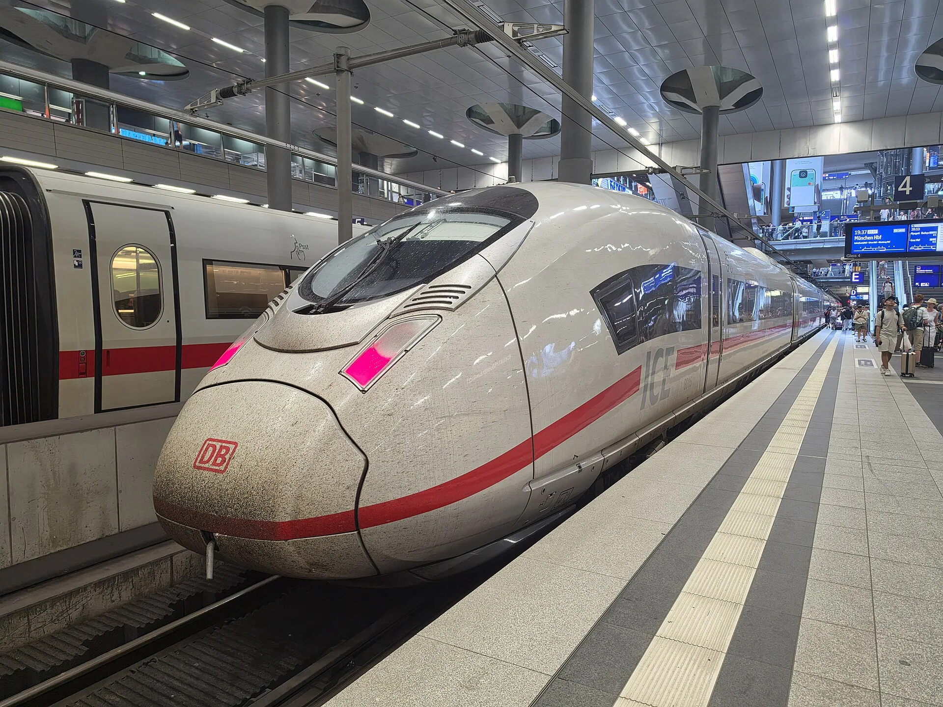 ICE op Berlin Hauptbahnhof