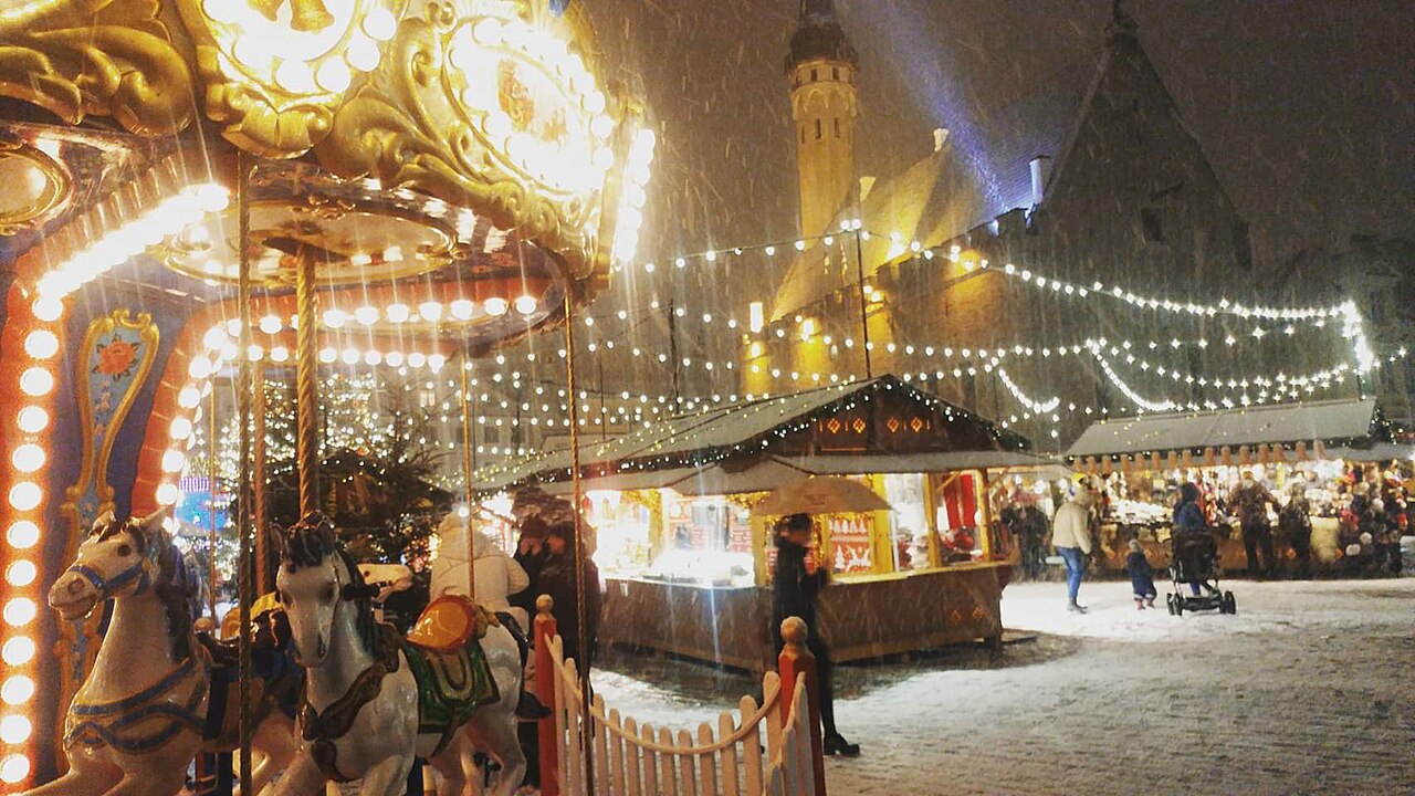 12. Tallinn: middeleeuws en besneeuwd in Weihnachtsmarkt