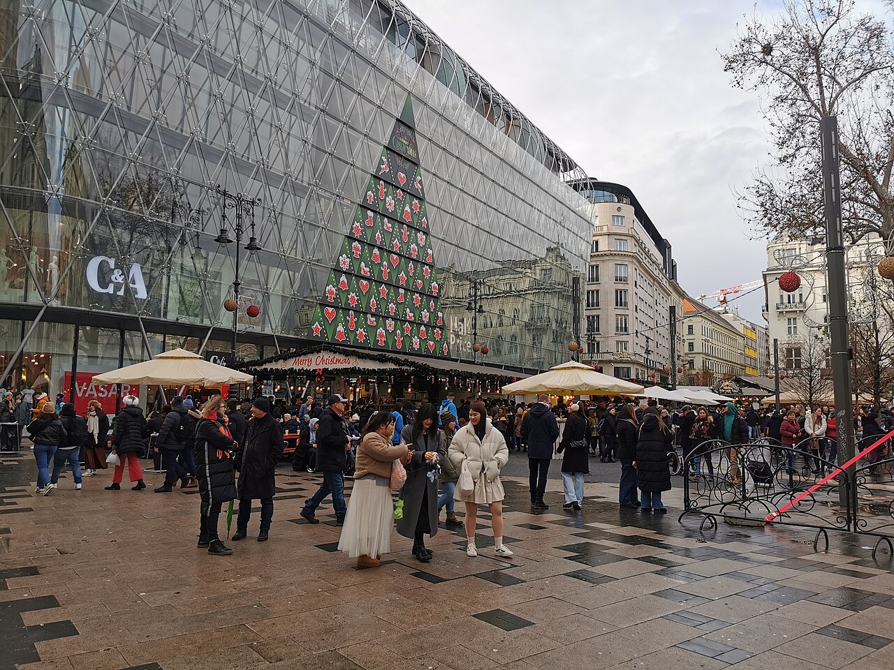 13. Boedapest: Vörösmarty tér en de basiliek in Weihnachtsmarkt