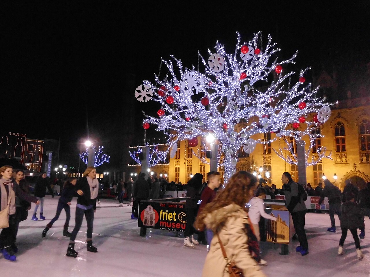 4. Brugge: Winter Glow in Weihnachtsmarkt