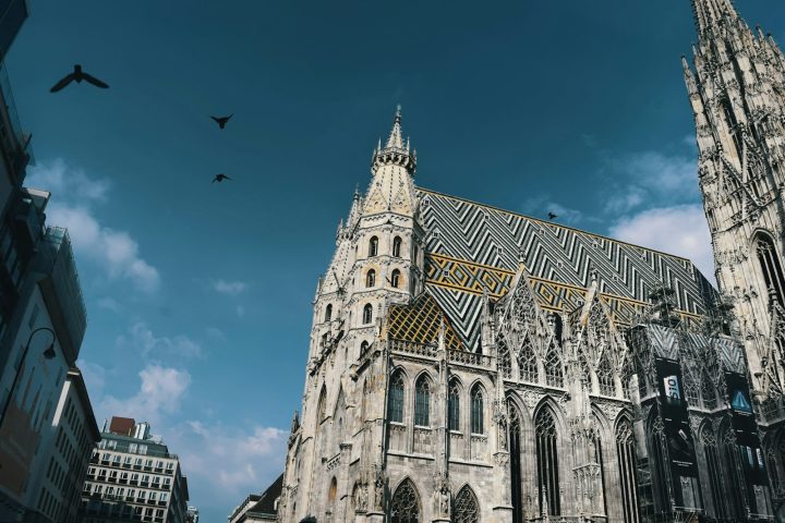 Stephansdom in Wenen met het kleurrijke dakpatroon tegen een blauwe lucht